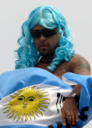 A Argentina fan waits for the start of the Copa America final soccer match between Argentina and Brazil in Maracaibo July 15, 2007.