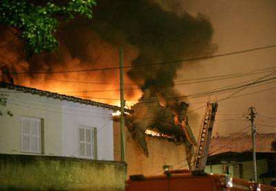 A building belonging to Brazil's TAM airlines burns after an Airbus A320 belonging to the same company crashed into it after it skidded off the wet runway at Congonhas airport and exploded in fire, in Sao Paulo July 17, 2007. Airport officials said 174 passengers and crew were on board the Airbus A320 flying from Porto Alegre in southern Brazil when it lost control on landing and skidded off the wet runway.