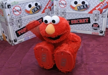 New Red Plush T M X Elmo Doll Unveiled 英语点津