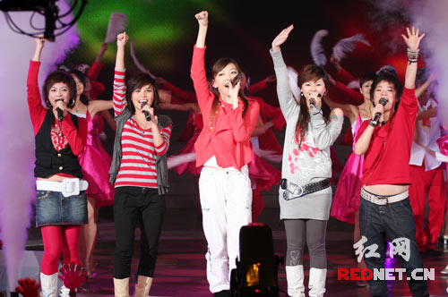 Gusest singers stage joint performance to grace the finale of the Super Voice Girl Contest Friday night, September 29, 2006. Shang Wenjie (C) bagged the top Super Voice Girl title while long-time favorite Tan Weiwei (R) was first runner-up. Liu Liyang (L) came in third. Nearly 500 million television viewers tuned in for the grand finale.