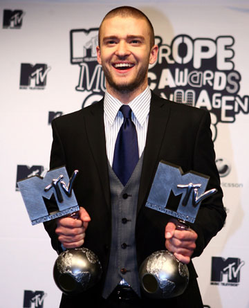 Justin Timberlake holds the Best Pop and the Best Male awards during the 13th Annual MTV Europe Music Awards 2006 show in Bella Center in Copenhagen, November 2, 2006.
