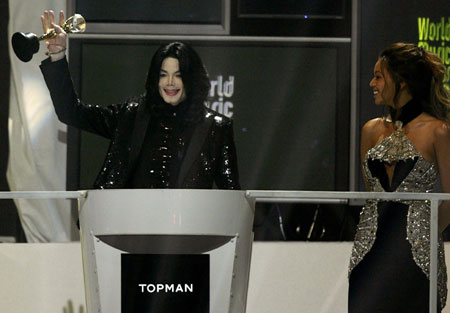U.S. pop star Michael Jackson (L) receives the Diamond Award from Beyonce during the World Music Awards at Earl's Court in London November 15, 2006.