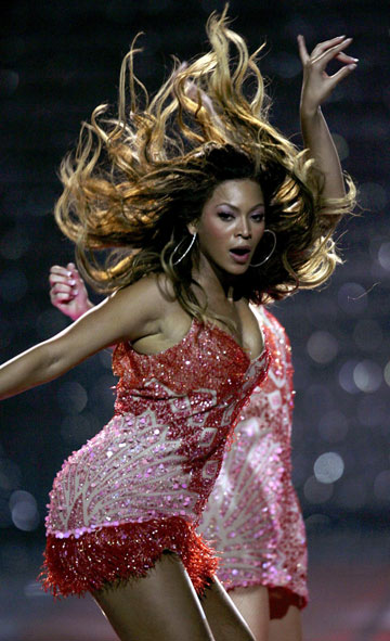 U.S. singer Beyonce performs during the World Music Awards at Earl's Court in London November 15, 2006. 