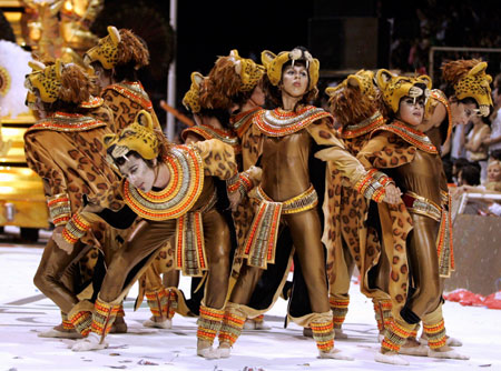Members of the Mari-Mari carnival group perform during the annual El Carnaval del Pais (country's carnival) in Gualeguaychu, some 230 km (143 miles) north of Buenos Aires, January 6, 2007. 