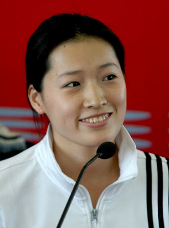 Chinese Olympic champion Luo Xuejuan attends a news conference in Hangzhuo, capital of east China's Zhejiang Province Jan. 29, 2006. Luo announced retirement due to heart problems on Monday.