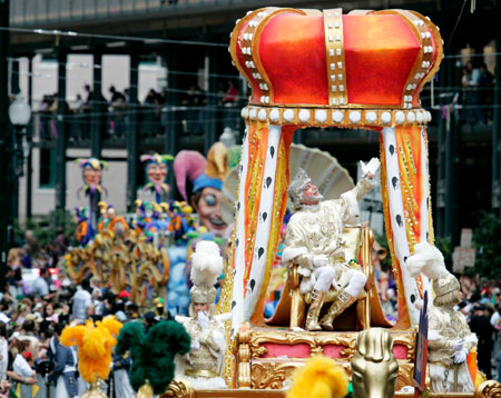 King Rex waves to revelers as he parades down St. Charles Avenue Mardi Gras Day in New Orleans, Louisiana February 20, 2007. Rex is the official King of Mardi Gras. 