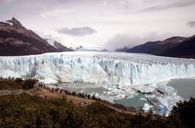 Visitors look at the front of the Perito Moreno glacier into the Lago Argentino, in the Parque Nacional Los Glaciares, 80 km west of the city El Calafate, in the Patagonian province of Santa Cruz, March 26, 2007.