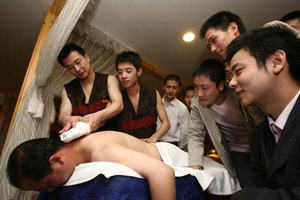 上千北京在校大学生应聘搓澡工