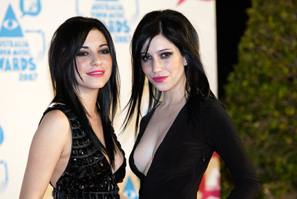 Lisa (L) and Jessica Origliasso of The Veronicas pose as they arrive for the MTV Australia Video Music Awards in Sydney April 29, 2007.
