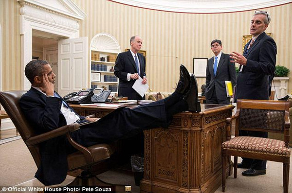 特朗普女顾问穿鞋跪白宫沙发遭批