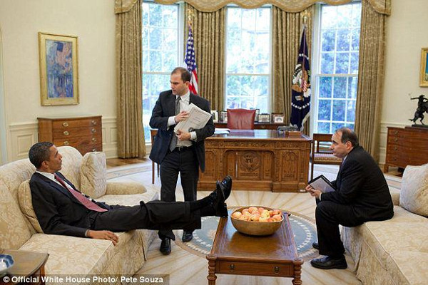 特朗普女顾问穿鞋跪白宫沙发遭批