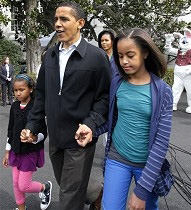 Obama welcomes children to White House Easter Egg Roll