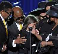 Family, fans say goodbye to Michael Jackson