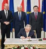 Poland ratifies EU treaty