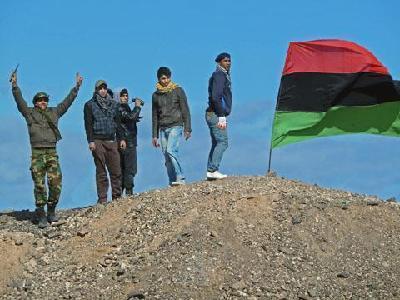 Libyan rebels gain diplomatic advance, but retreat on battlefield