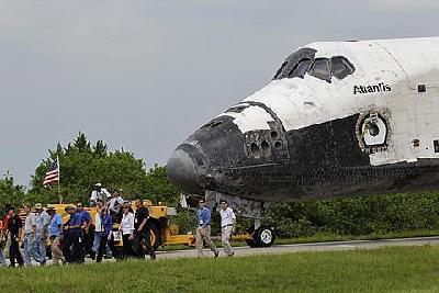 Space shuttle era closes with Atlantis' landing
