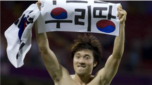 韩国球员伦敦赛场上打政治标语被禁领奖