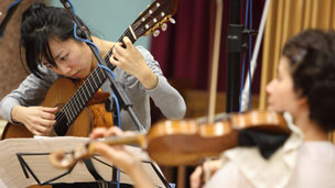 古典吉他演奏家杨雪霏改编巴赫