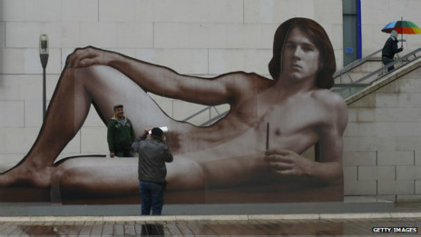 性别歧视？男性裸体雕像受争议