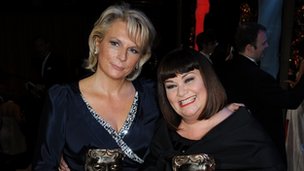 “红鼻子日”筹善款 众明星各显神通