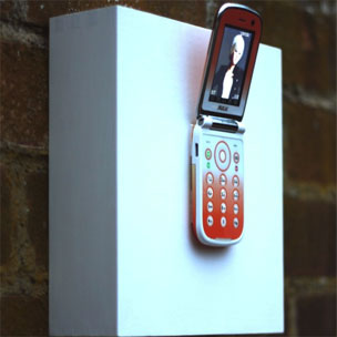 英国新型艺术展：手机里的“打工妹”