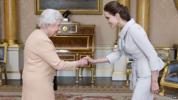 影星朱莉被英国女王授予荣誉爵位