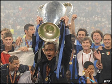 Mourinho Leads Inter to Glory 穆里尼奥率领国际米兰举杯