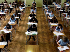 英国考试改革“吓跑学生”？