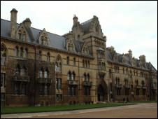 学费涨 牛津学生“挺身而出”