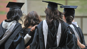 英国大学女生多，白人男性成少数
