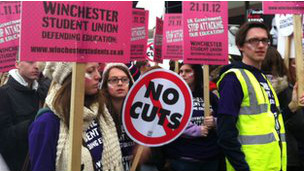英国学生再度大游行抗议高学费