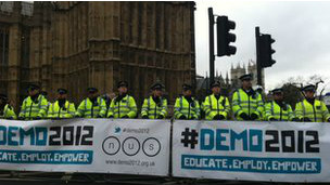 英国学生再度大游行抗议高学费