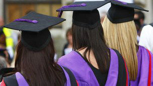 英国人上大学 亚裔和黑人比白人更积极