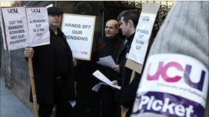 英国大学员工罢工 要求提高工资