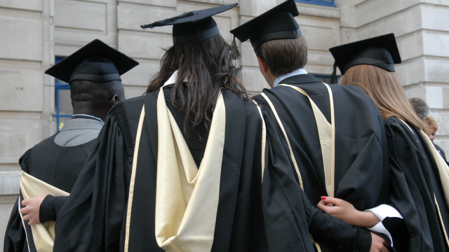 英国毕业生与非毕业生年薪差距缩小