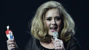 Adele triumphs at the Brits 阿黛尔音乐大奖满载而归