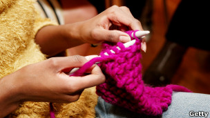 Knitting: a revival 织毛活儿再度兴起