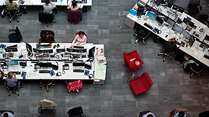 The busy, noisy, modern office 嘈杂繁忙的现代化办公室