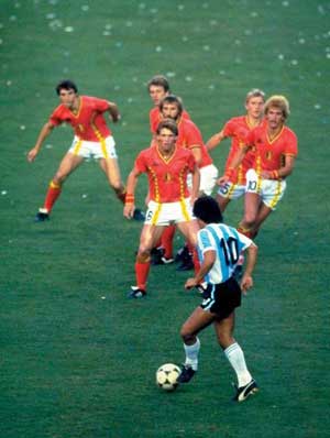 Messi VS Maradona 梅西能否成为马拉多纳第二？