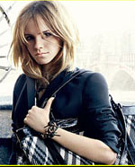 “赫敏”代言巴宝莉散发摄魂魅力