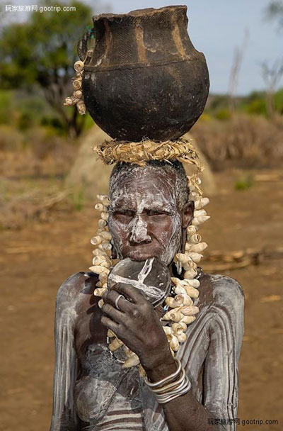 探访非洲原始部落神秘唇盘族