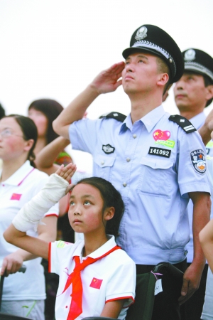 四川灾区女孩来天安门广场看升旗