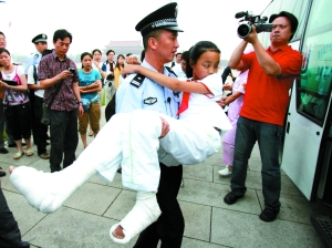 四川灾区女孩来天安门广场看升旗