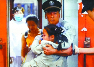 四川灾区女孩来天安门广场看升旗