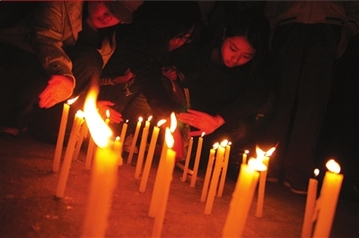中国传媒大学百余学生烛光中悼念坠亡同学