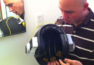 美国男子发明理发头盔 20秒钟即可剃光头
