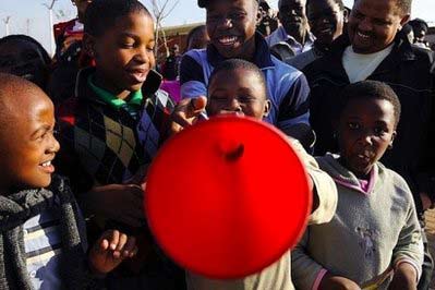 南非球迷长喇叭助威 专家提醒有损听力