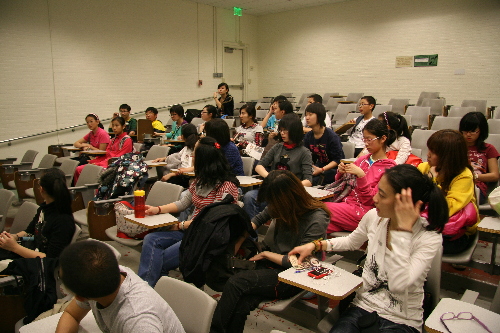 小记者们在美国大学课堂