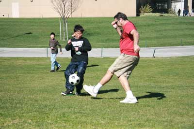 与Dan教练一起踢足球