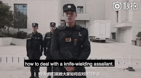 面对持刀歹徒，中国警察教的这个动作火了！老外也纷纷点赞
